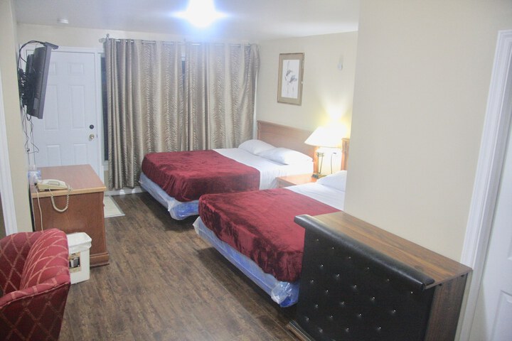 1 Queen Bed (7 of 17)