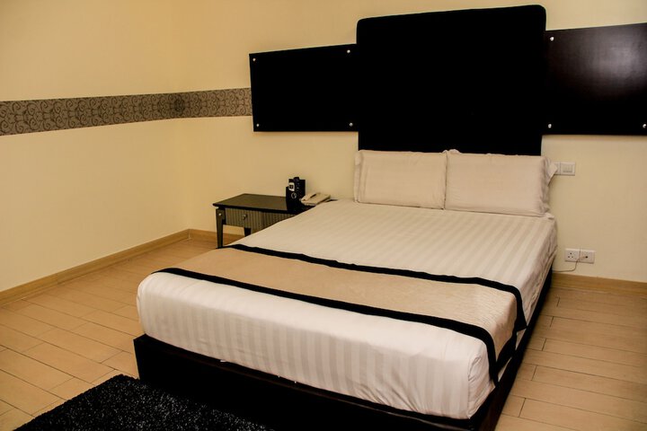 Room 30 of 82