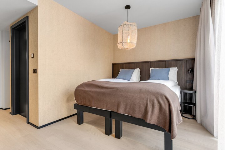 Room 3 of 48