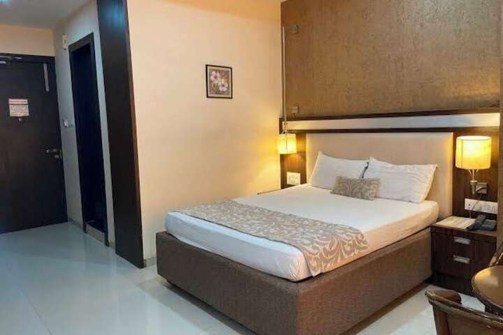 Room 8 of 12