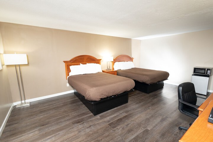 Basic Double Room 2 Double Beds (1 of 5)