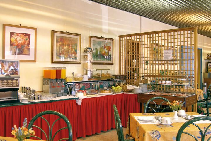 Dining 16 of 25