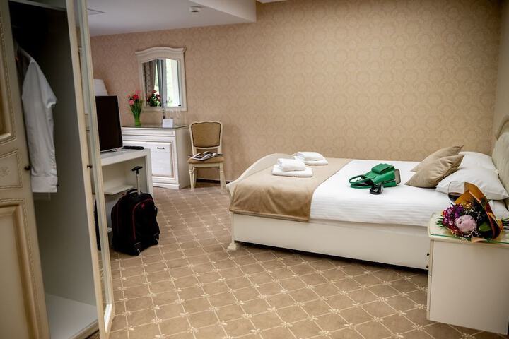 Room 26 of 103