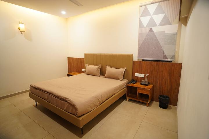 Room 12 of 32