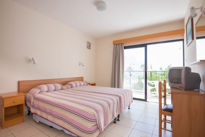 Room 4 of 68