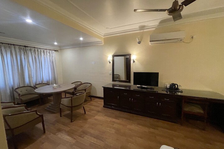 Room 8 of 18