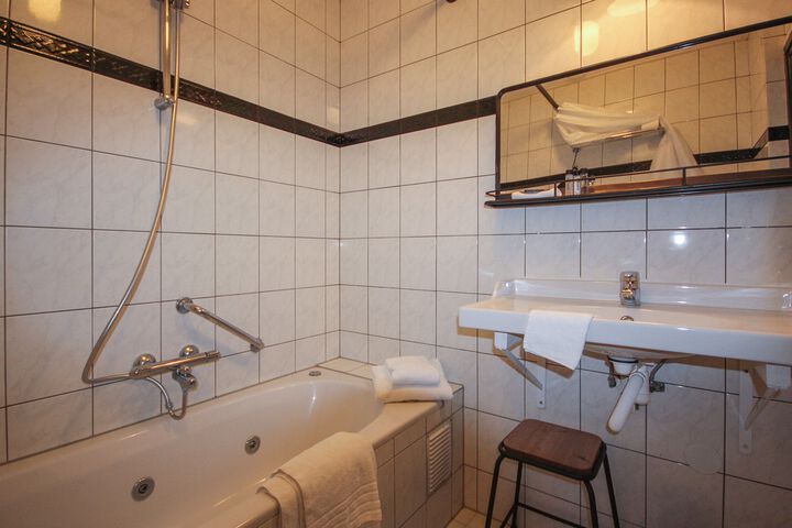 Room 4 of 35