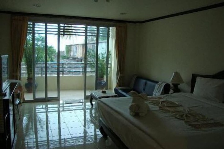 Room 6 of 16