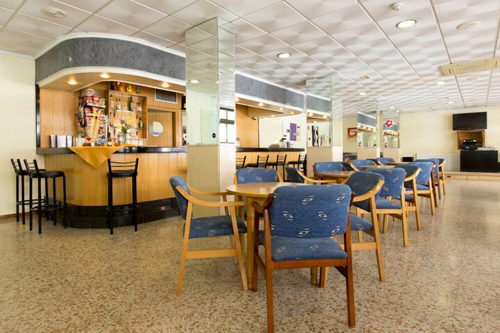 Lounge 3 of 19
