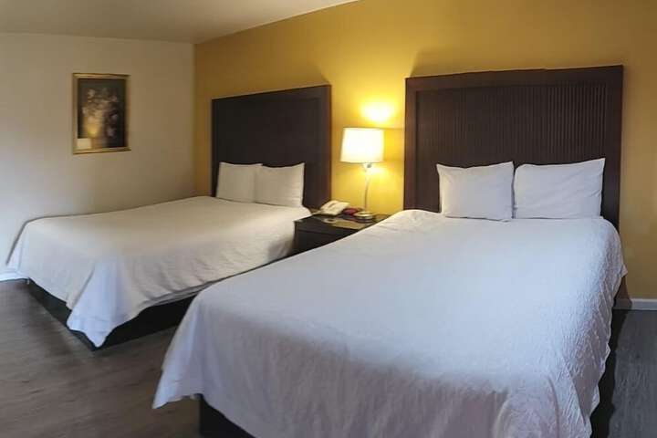 2 Queen Beds (6 of 9)