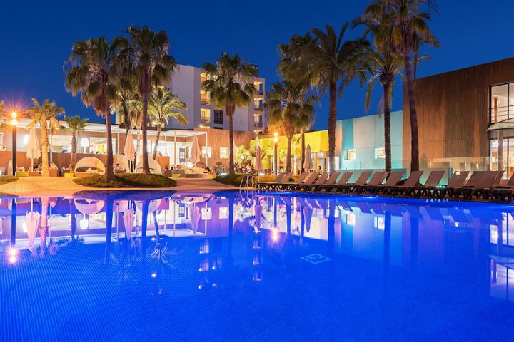 Hotel with Pool