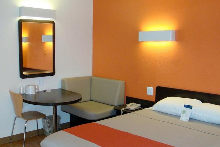 1 Queen Bed (6 of 8)