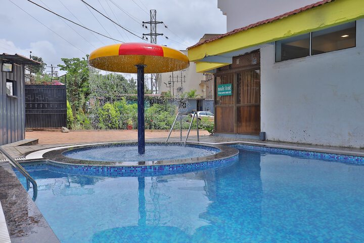 Hotel Pool