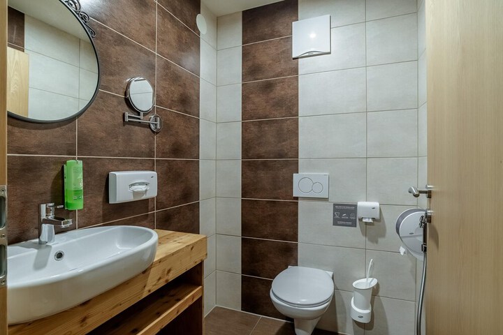 Room 106 of 184