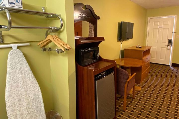 1 Queen Bed (13 of 14)