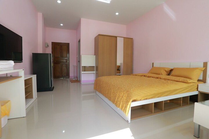 Room 5 of 18