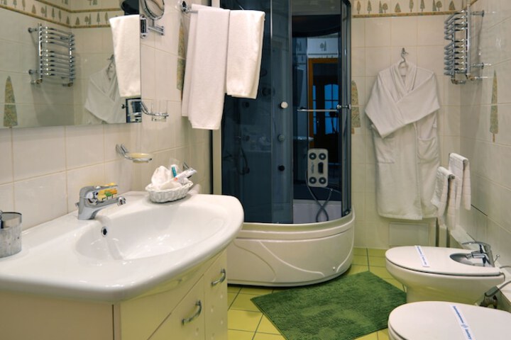 Room 32 of 65