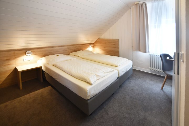 Room 10 of 83