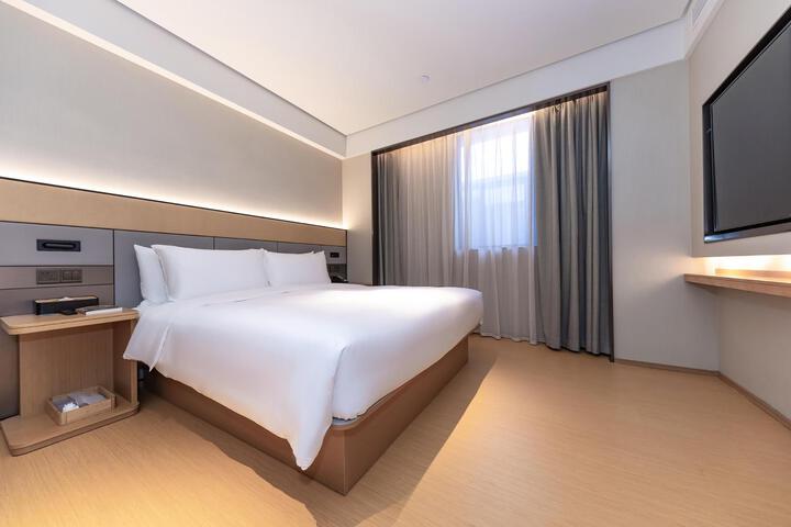 Room 4 of 9