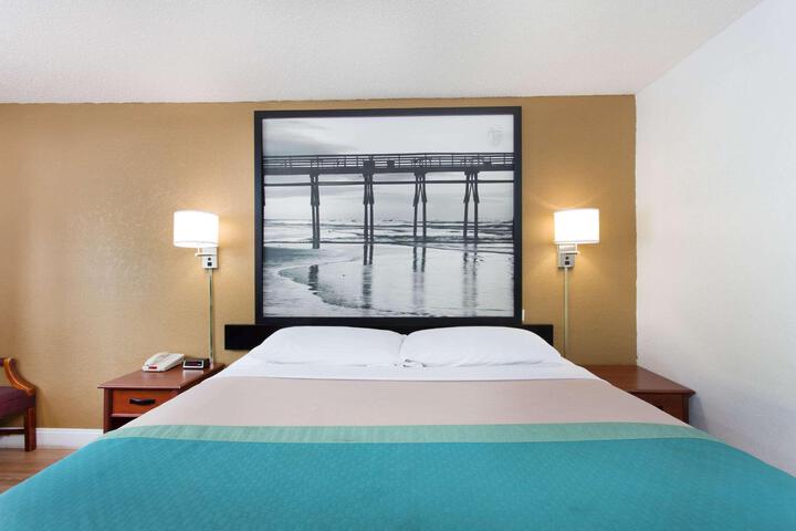 1 King Bed (3 of 7)