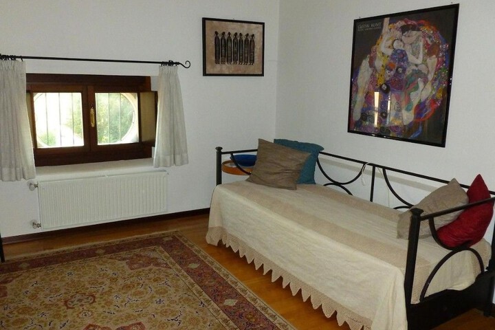 Room 2 of 37