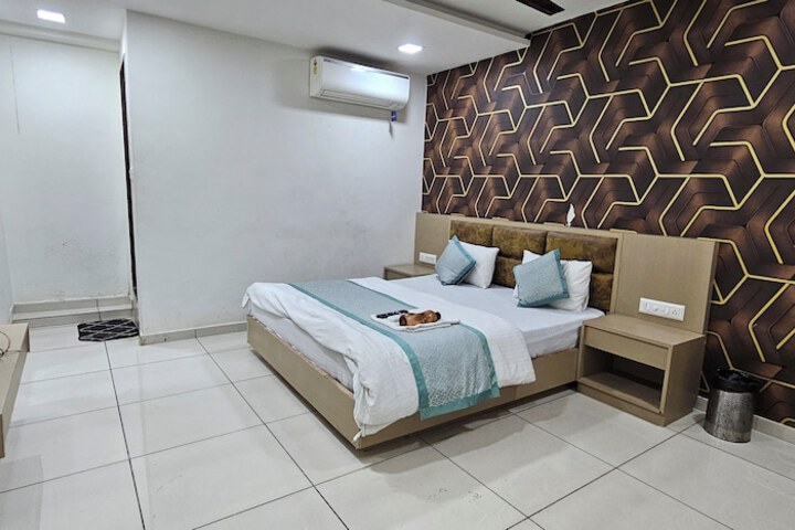 Room 11 of 24