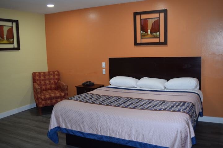 1 Queen Bed (19 of 55)