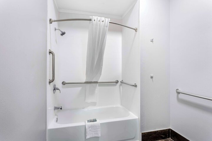 2 Queen Accessible Bathtub Microwave, Refrigerator WiFi Continental Breakfast (21 of 21)