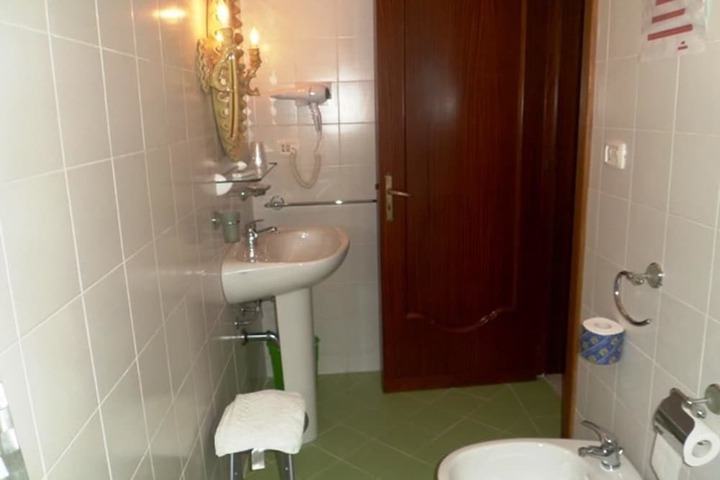 Room 16 of 38