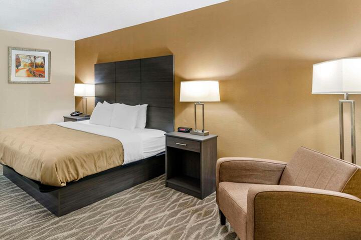 1 King Bed (4 of 15)