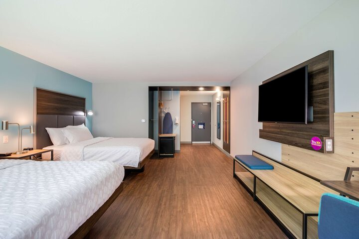 2 Queen Beds (7 of 9)