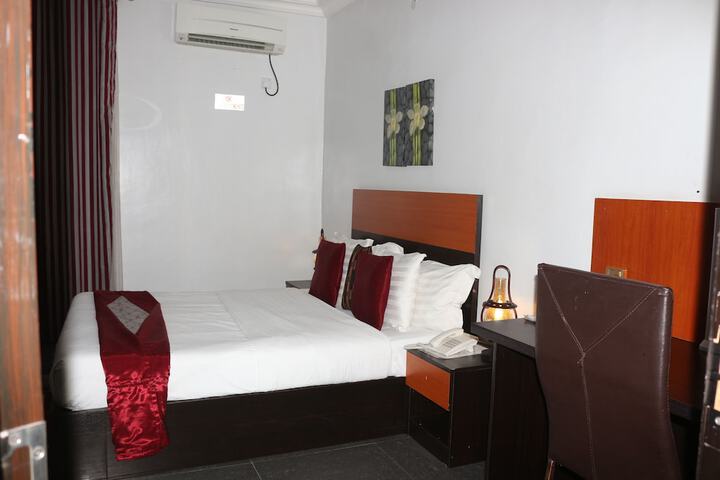 Room 8 of 93
