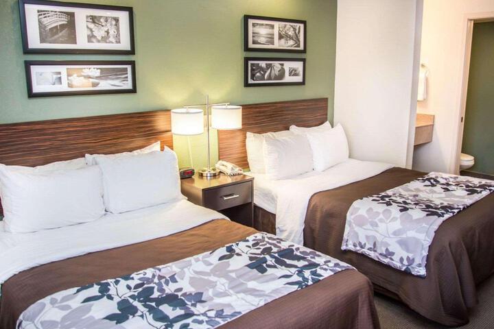 1 Queen Bed (12 of 18)