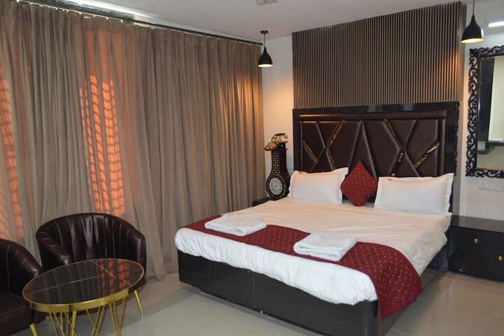 Room 6 of 9