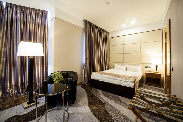 Room 6 of 33