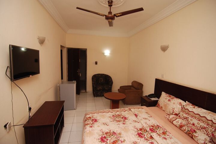 Room 4 of 40