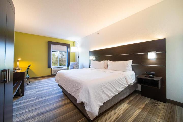 Standard | King Bed (7 of 15)