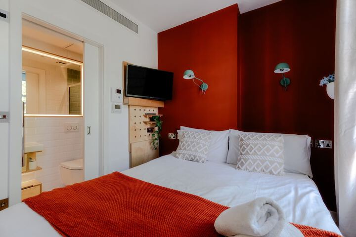 Room 16 of 28