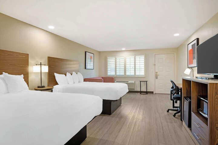 2 Queen Beds Microwave and Refrigerator Full Breakfast (6 of 13)