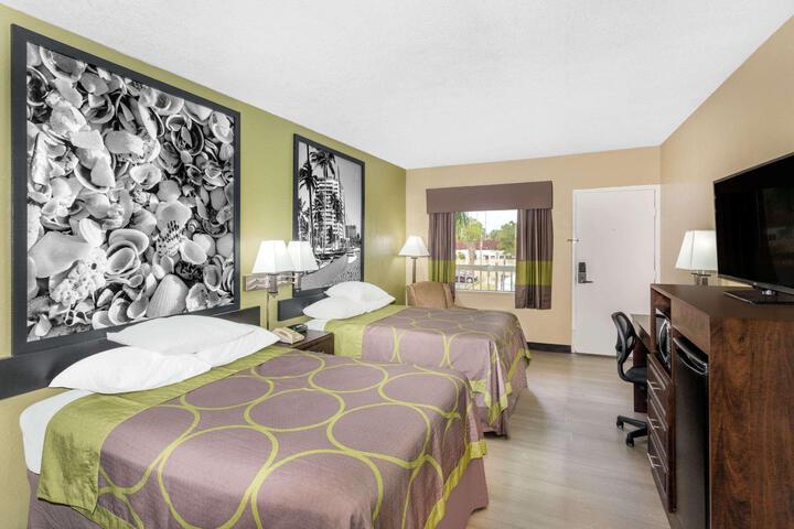 Deluxe Room 2 Double Beds Refrigerator, Microwave and Wetbar (4 of 9)