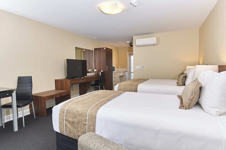Room 18 of 104