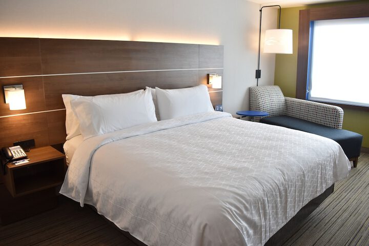 1 King Bed (4 of 14)