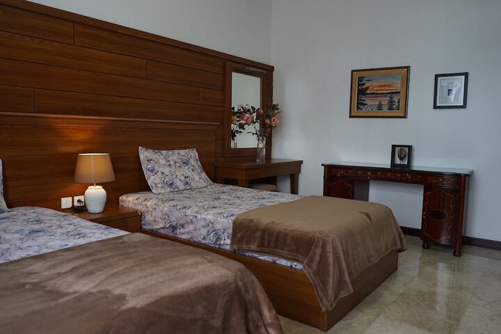 Room 4 of 12