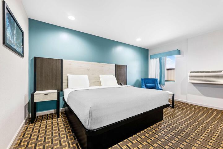 1 King Bed (3 of 12)