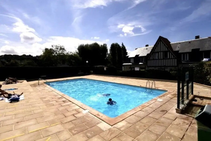 Pool 10 of 15