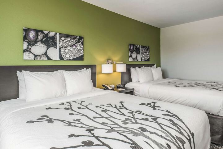 2 Queen Beds (9 of 10)