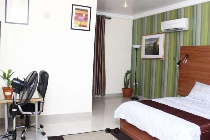 Room 6 of 16