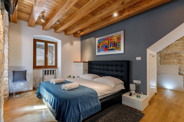 Room 10 of 31