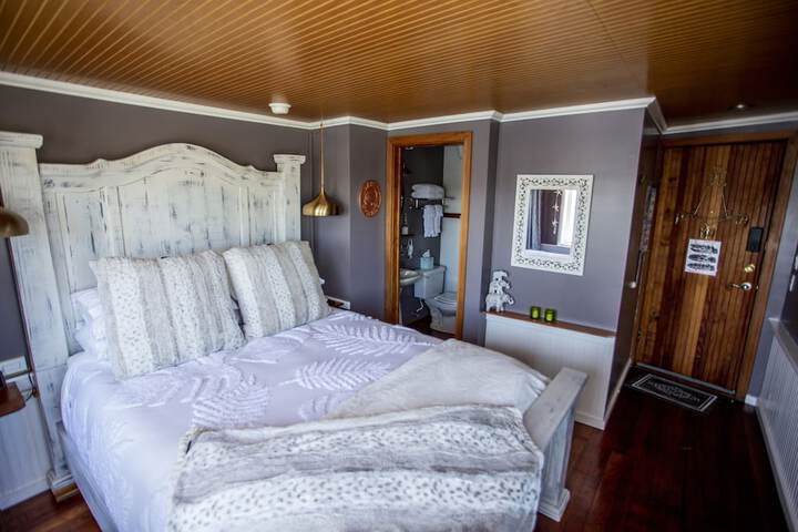 Room 21 of 83