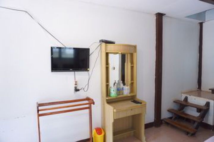 Room 27 of 38